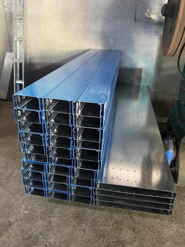 ALUMINUM SOLID WIREWAY TYPE CABLE TRAY