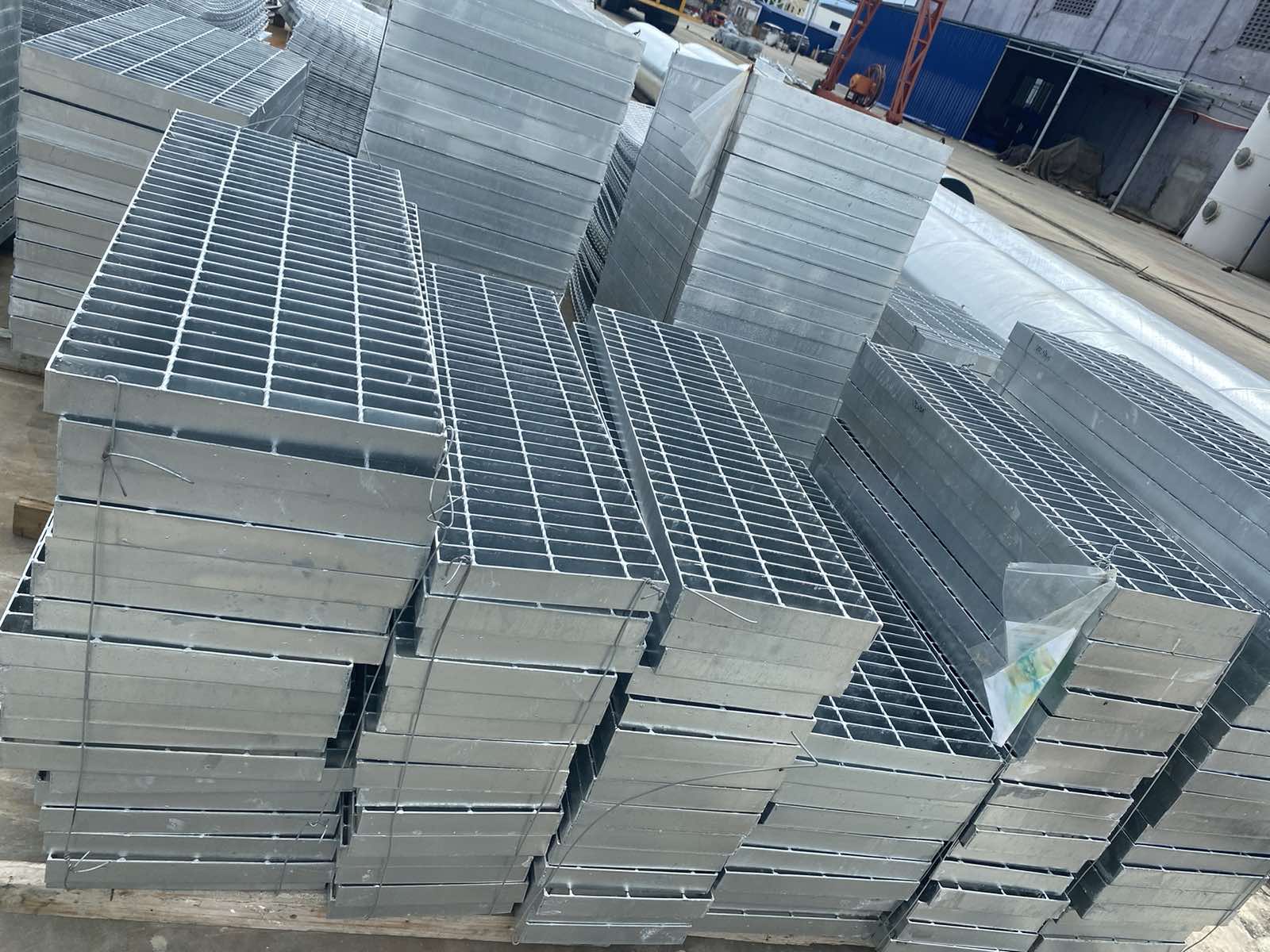 TRENCH DRAIN OR TRENCH GRATING